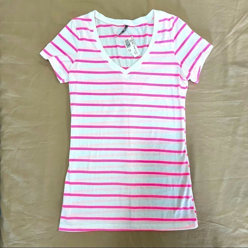 Heart & hips v-neck t-shirts in a size small.